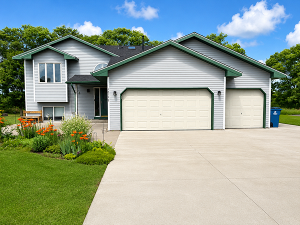 18598 Queen Street Nw, Elk River, MN 55330