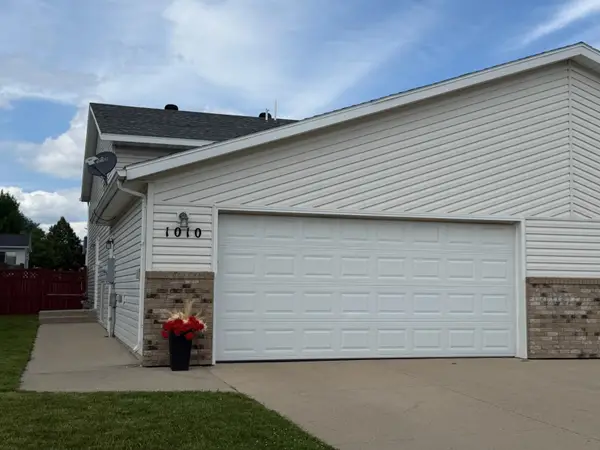 1010 Oak Place, West Fargo, ND 58078