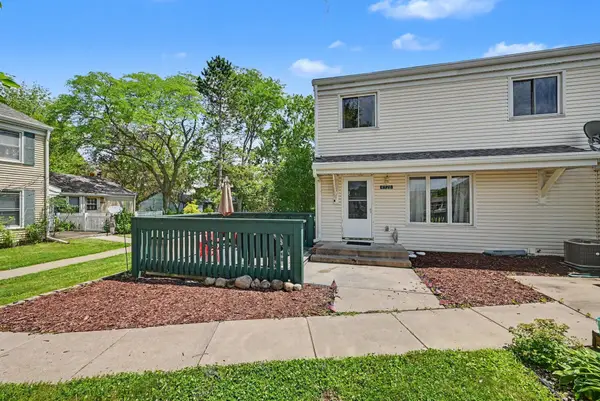 4920 Grenwich Trail N, Oakdale, MN 55128