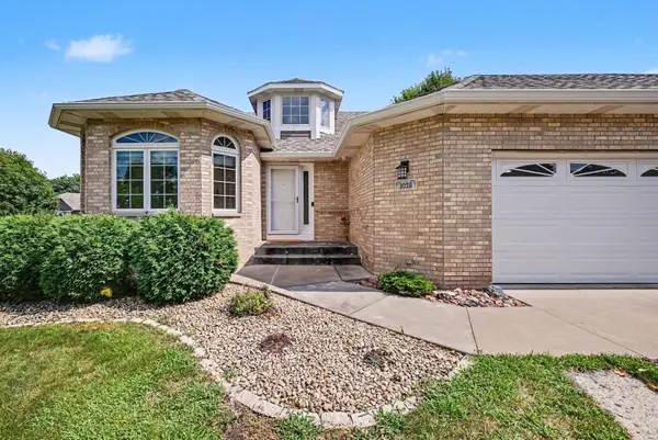 3028 Highpointe Curve, Roseville, MN 55113