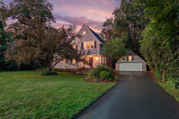 1244 Roselawn Avenue W, Roseville, MN 55113