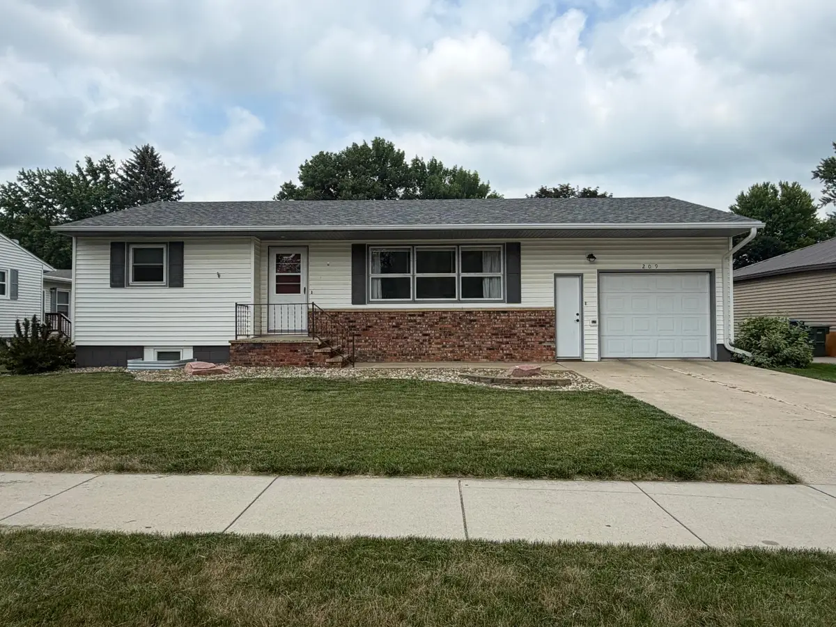 209 E Barck Avenue, Luverne, MN 56156 - #1