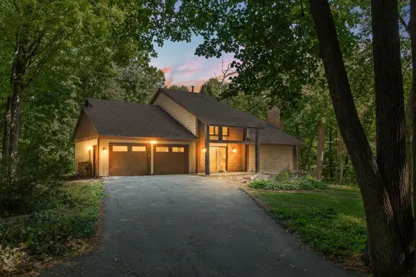 606 Carver Beach Road, Chanhassen, MN 55317