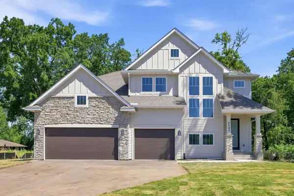 2399 Laurie Court W, Roseville, MN 55113