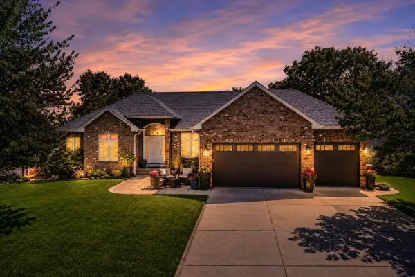 8150 9th Street Place N, Oakdale, MN 55128