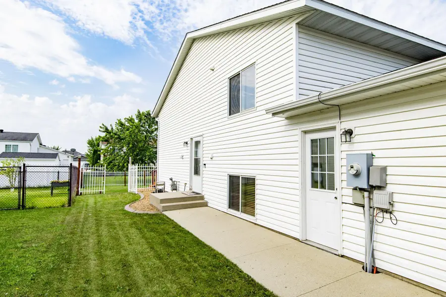 955 42nd Avenue W, West Fargo, ND 58078 - #3