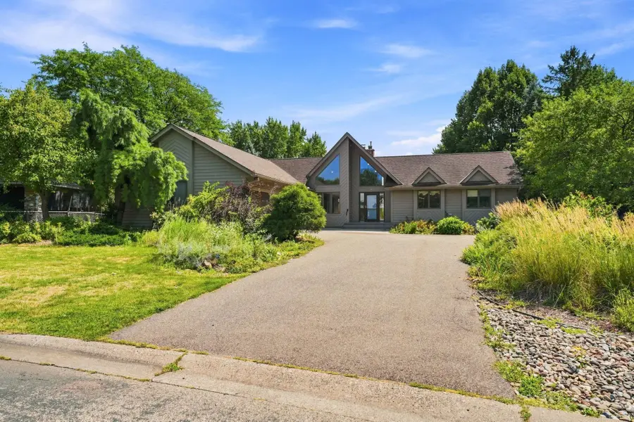 386 Bear Avenue S, Vadnais Heights, MN 55127 - #2