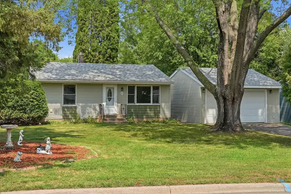 563 Shryer Avenue W, Roseville, MN 55113