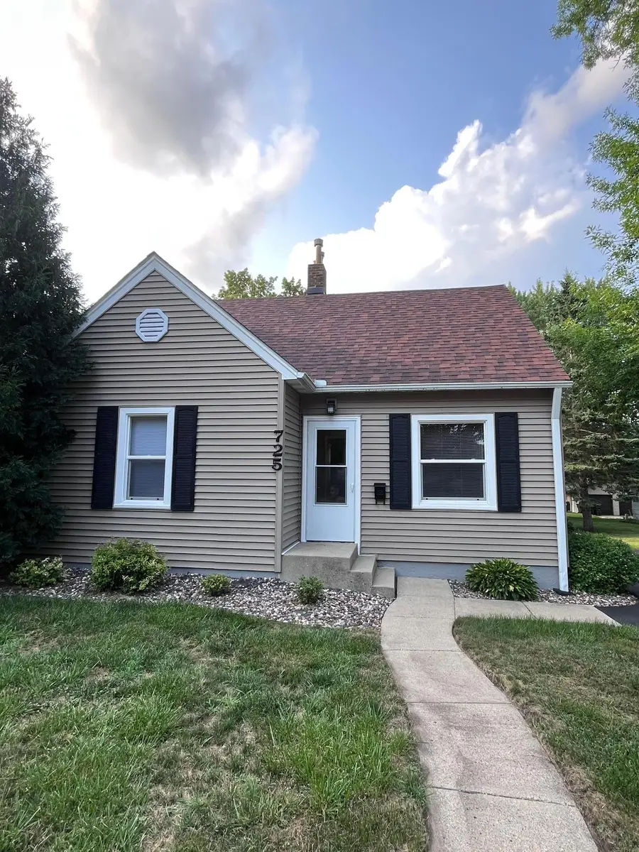 725 4th Avenue Sw, Hutchinson, MN 55350 - #2