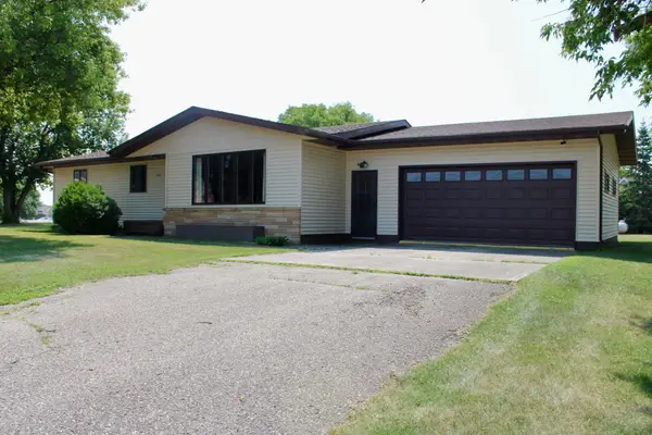 506 Lincoln Avenue W, Karlstad, MN 56732