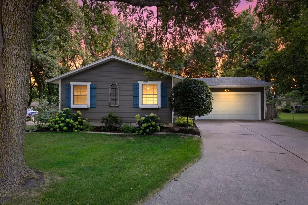 824 Craig Avenue Sw, Hutchinson, MN 55350 - #1