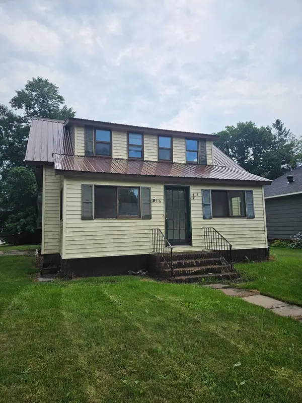 316 Roberts Avenue Ne, Warroad, MN 56763