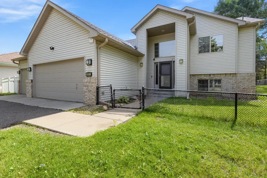 1911 Queens Drive, Woodbury, MN 55125 - #2