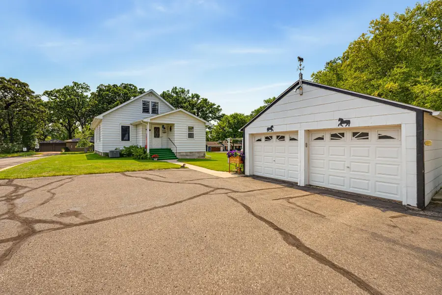 725 5th Avenue Sw, Hutchinson, MN 55350 - #3