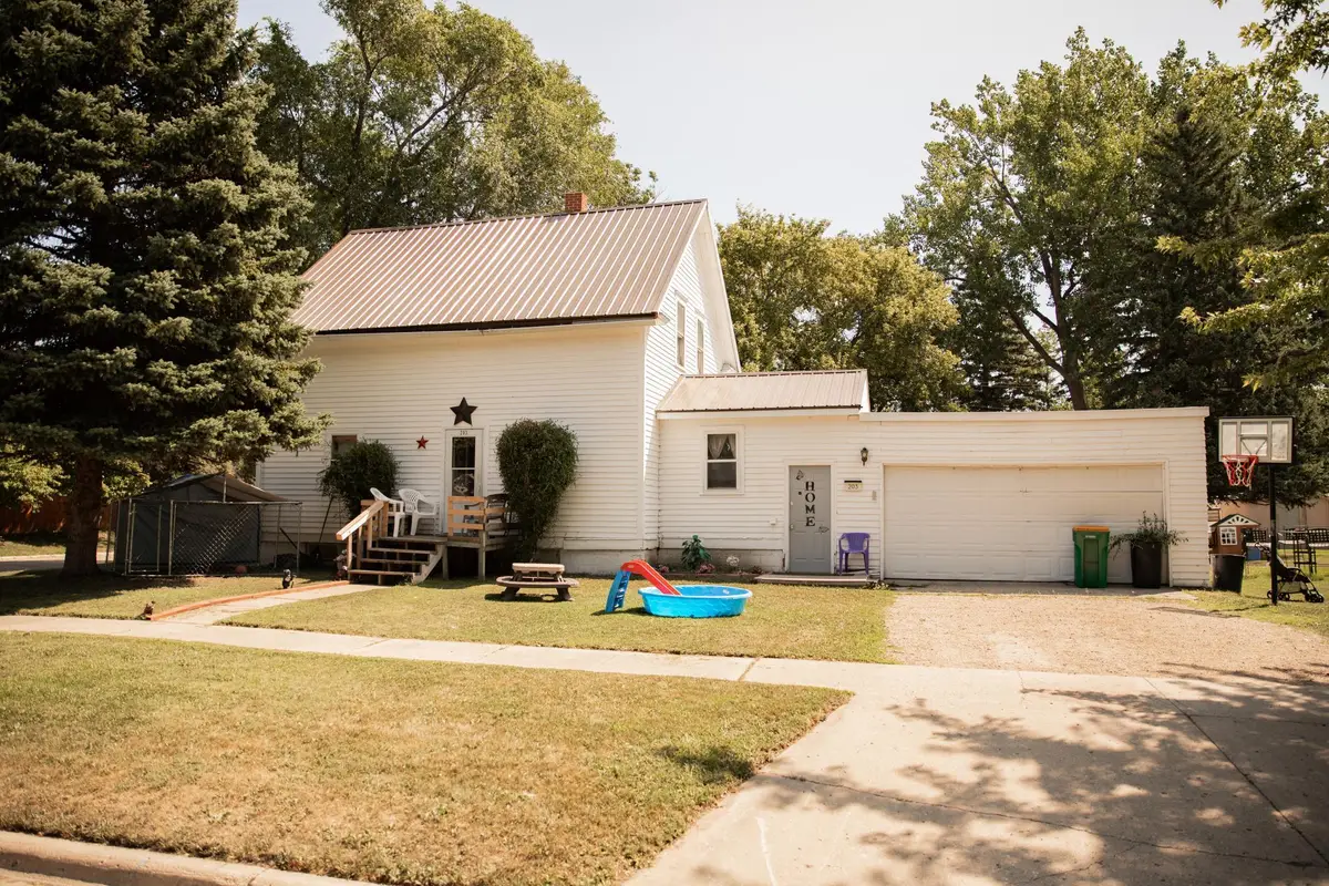203 S Main Street, Gwinner, ND 58040 - #1