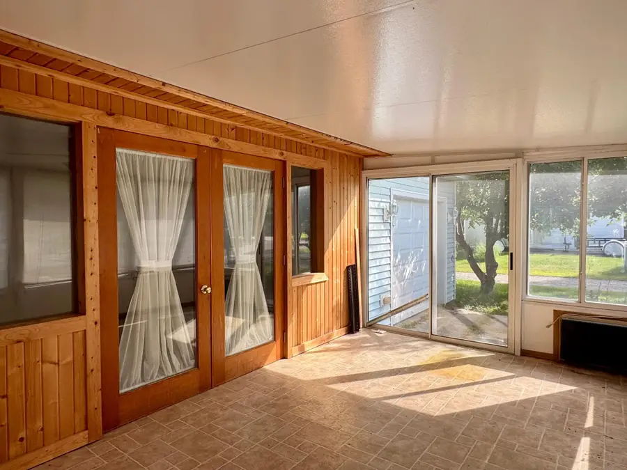 906 W Walnut Avenue, Olivia, MN 56277 - #3