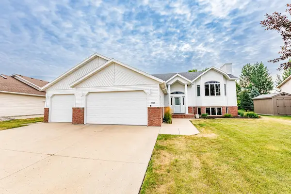3323 Parkview Lane S, Fargo, ND 58103