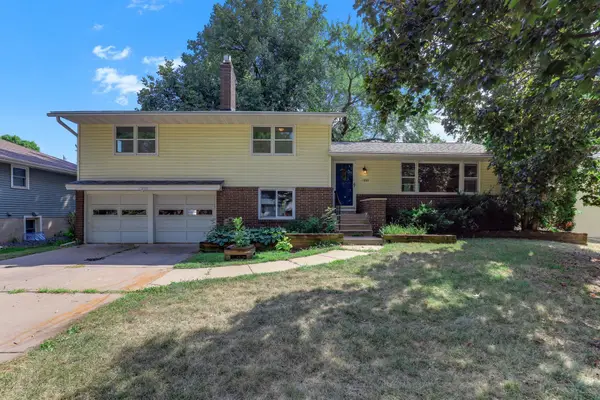 1866 Shryer Avenue W, Roseville, MN 55113