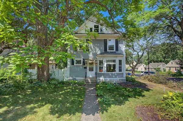 987 Earl Street, Saint Paul, MN 55106