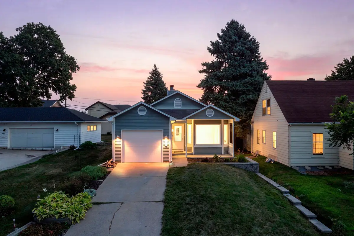 737 6th Avenue Nw, New Brighton, MN 55112 - #1