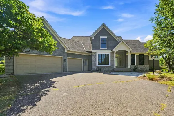 2715 Edgewater Bay, Woodbury, MN 55125