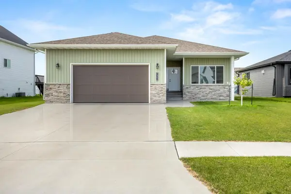 7401 27th Street S, Fargo, ND 58104