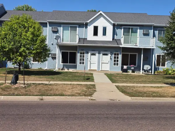 1727 27th Avenue S, Fargo, ND 58103