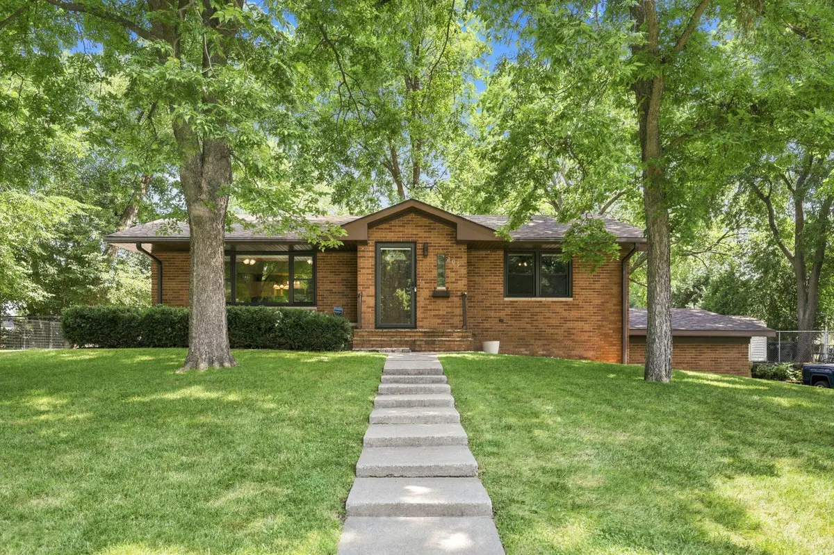 205 Lake Street Sw, Hutchinson, MN 55350 - #1
