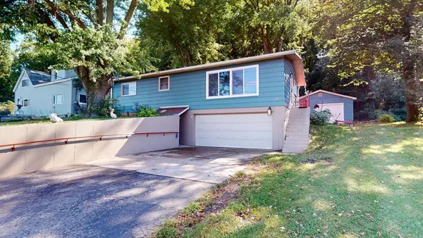 689 E Lake Boulevard, Winona, MN 55987