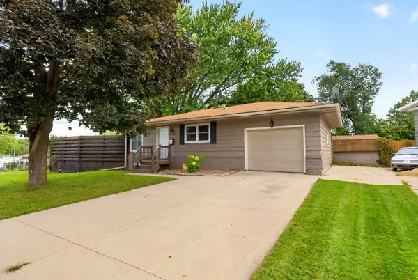 402 Sunset Court Ne, Stewartville, MN 55976