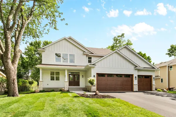 560 Fisher Cir, Vadnais Heights, MN 55127