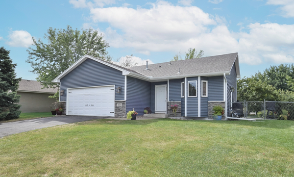 882 115th Avenue Ne, Blaine, MN 55434