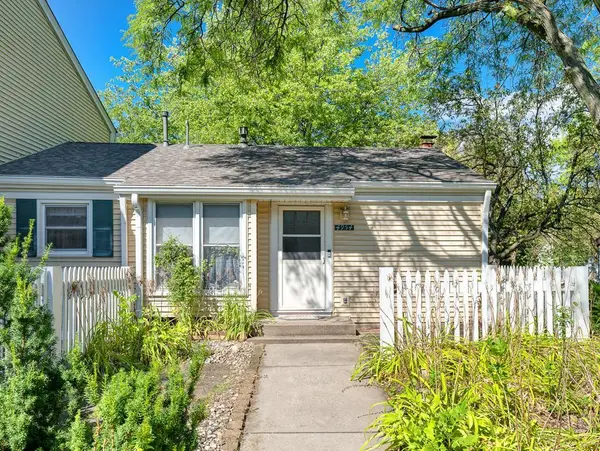 4954 Grenwich Trail N, Oakdale, MN 55128