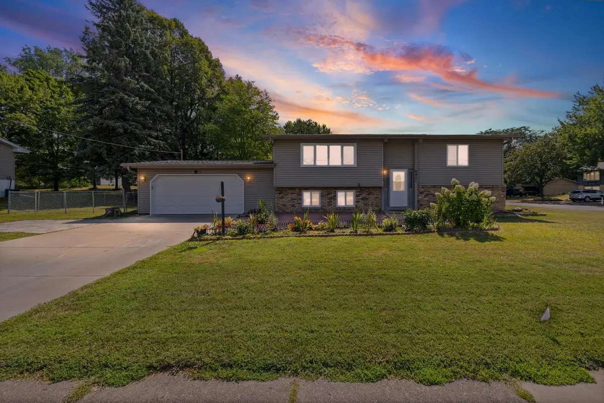 8921 49th Avenue N, New Hope, MN 55428 - #1