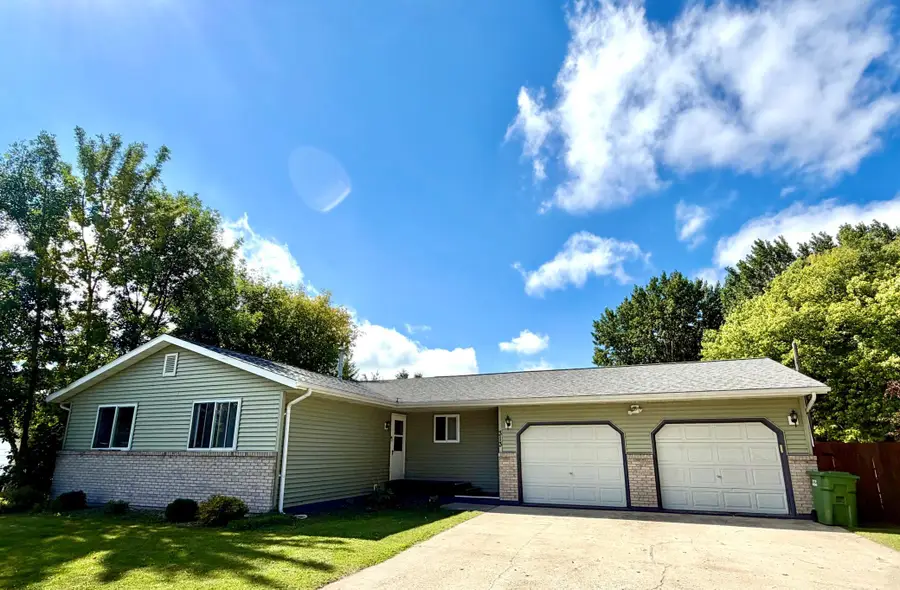 313 10th Avenue Ne, Roseau, MN 56751 - #2