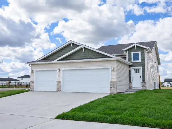 315 Lionheart Drive, Horace, ND 58047