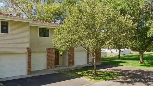 17587 Pond Circle, Eden Prairie, MN 55346