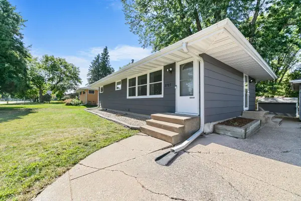 2727 Woodbridge Street, Roseville, MN 55113