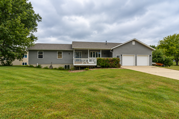 111 Loraine Drive, Lake Crystal, MN 56055