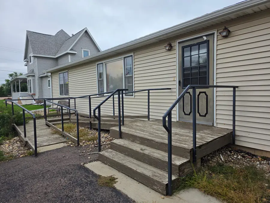310 8th Avenue Se, Pipestone, MN 56164 - #2