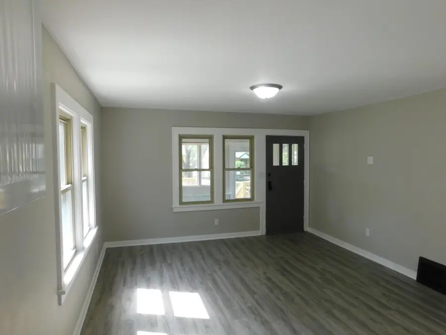 1885 Hawthorne Avenue E, Saint Paul, MN 55119 - #2