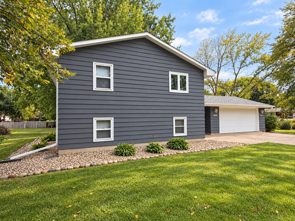 1632 6th Avenue N, Windom, MN 56101