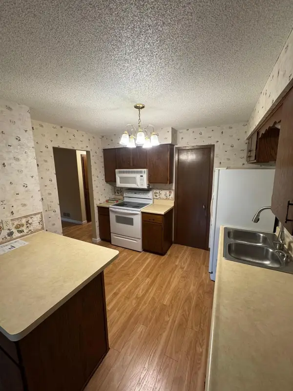 1890 Fox Ridge Drive #B, West Saint Paul, MN 55118
