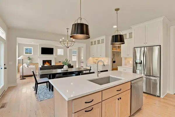 5392 Rolling Hills Parkway, Victoria, MN 55318
