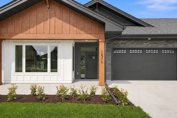 16322 Esprit Court, Lakeville, MN 55044