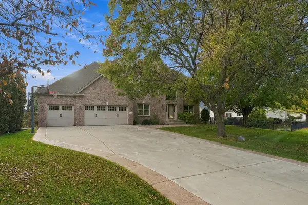 1400 Larkspur Drive, Woodbury, MN 55129