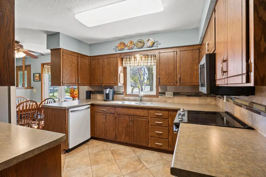 911 Neal Avenue Sw, Hutchinson, MN 55350 - #3