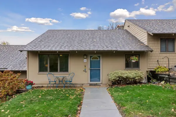 22 Carvers Green, Chaska, MN 55318