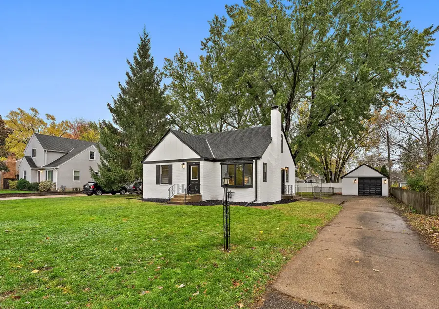 940 Grandview Avenue W, Roseville, MN 55113 - #2