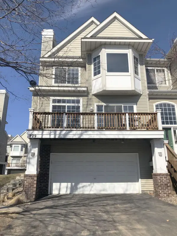 229 Satellite Lane Ne, Fridley, MN 55432